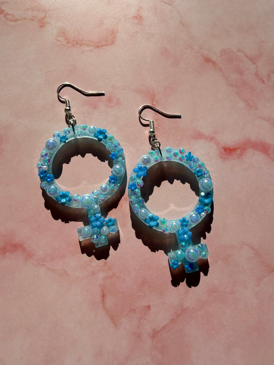 Blå Kvinnotecken med Rhinestones och Blommor