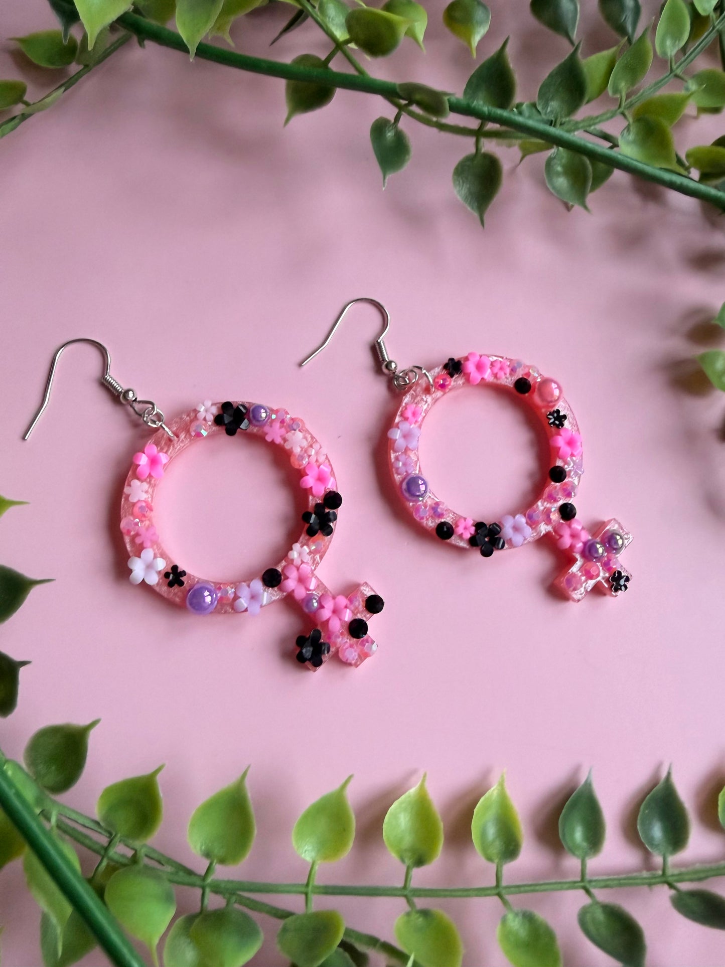 Rosa Kvinnotecken med Blommor och Rhinestones