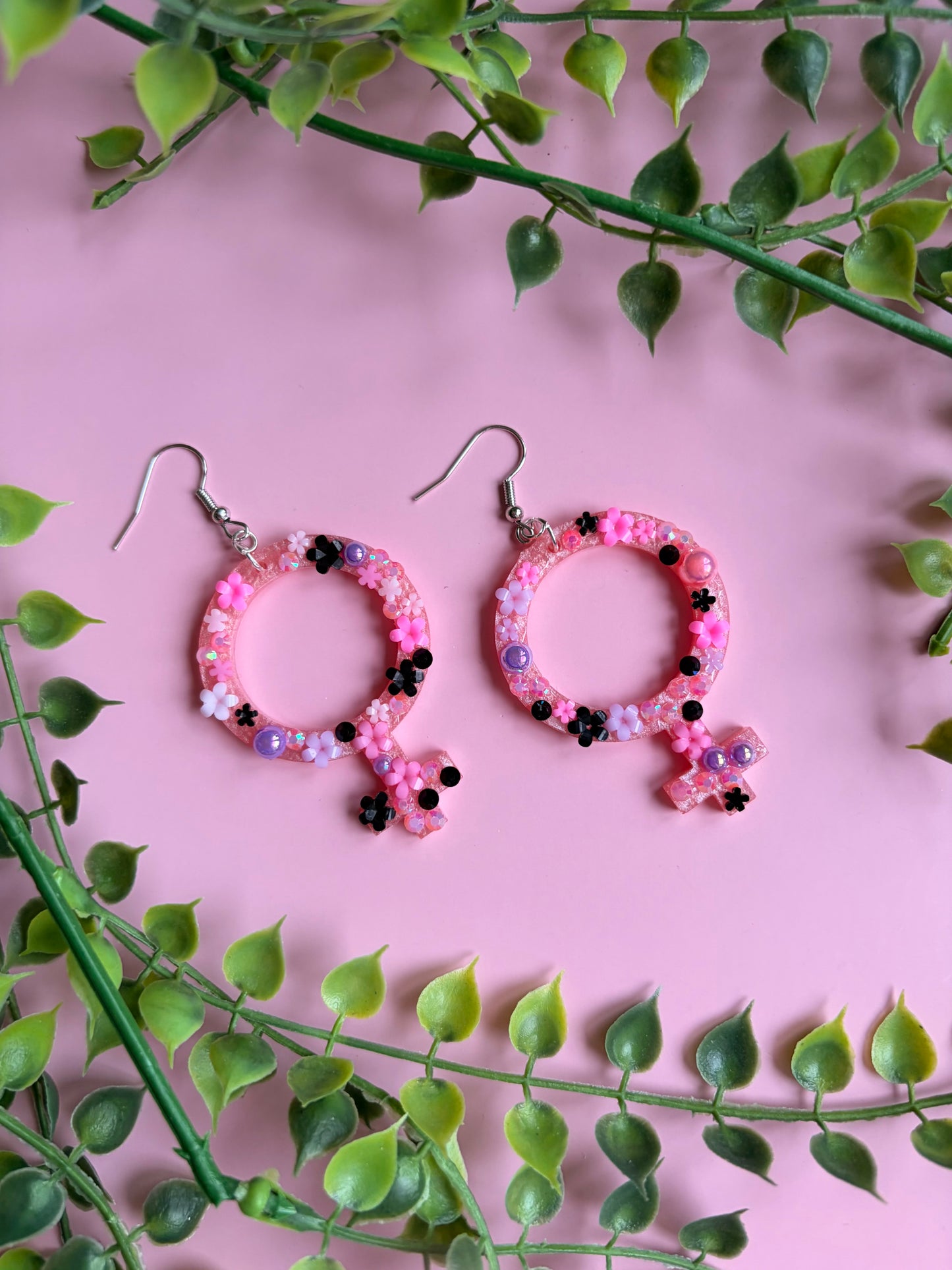 Rosa Kvinnotecken med Blommor och Rhinestones
