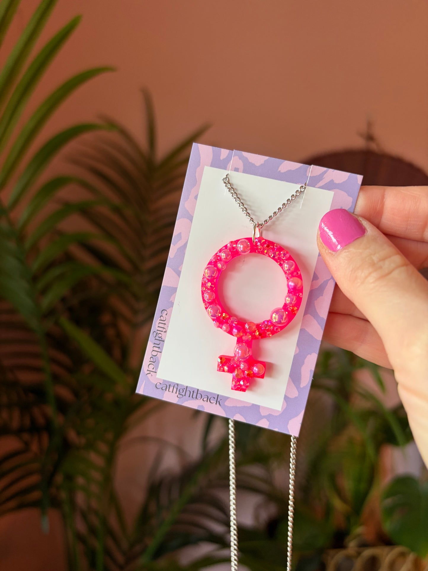 Halsband med kvinnotecken