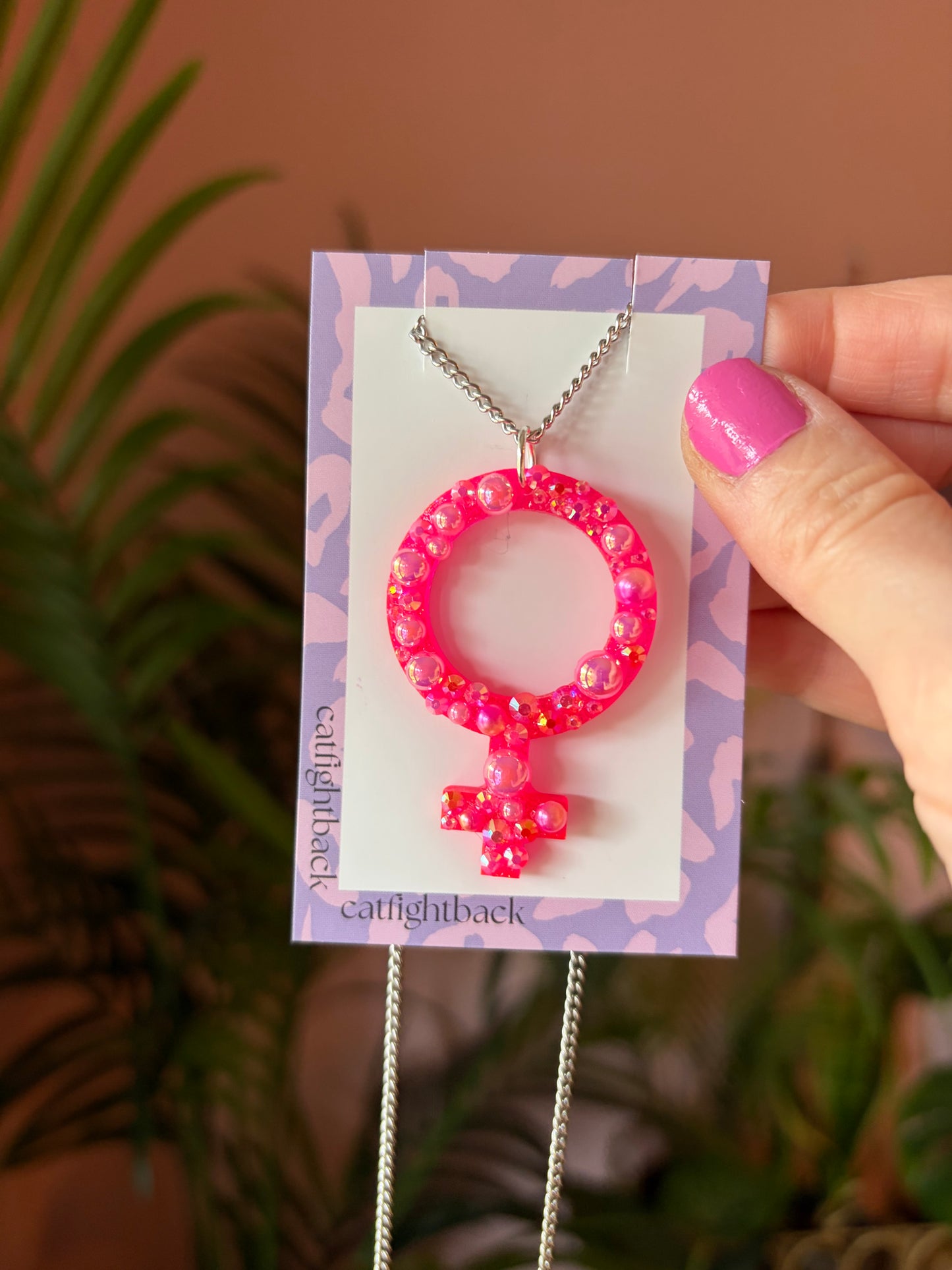 Halsband med kvinnotecken