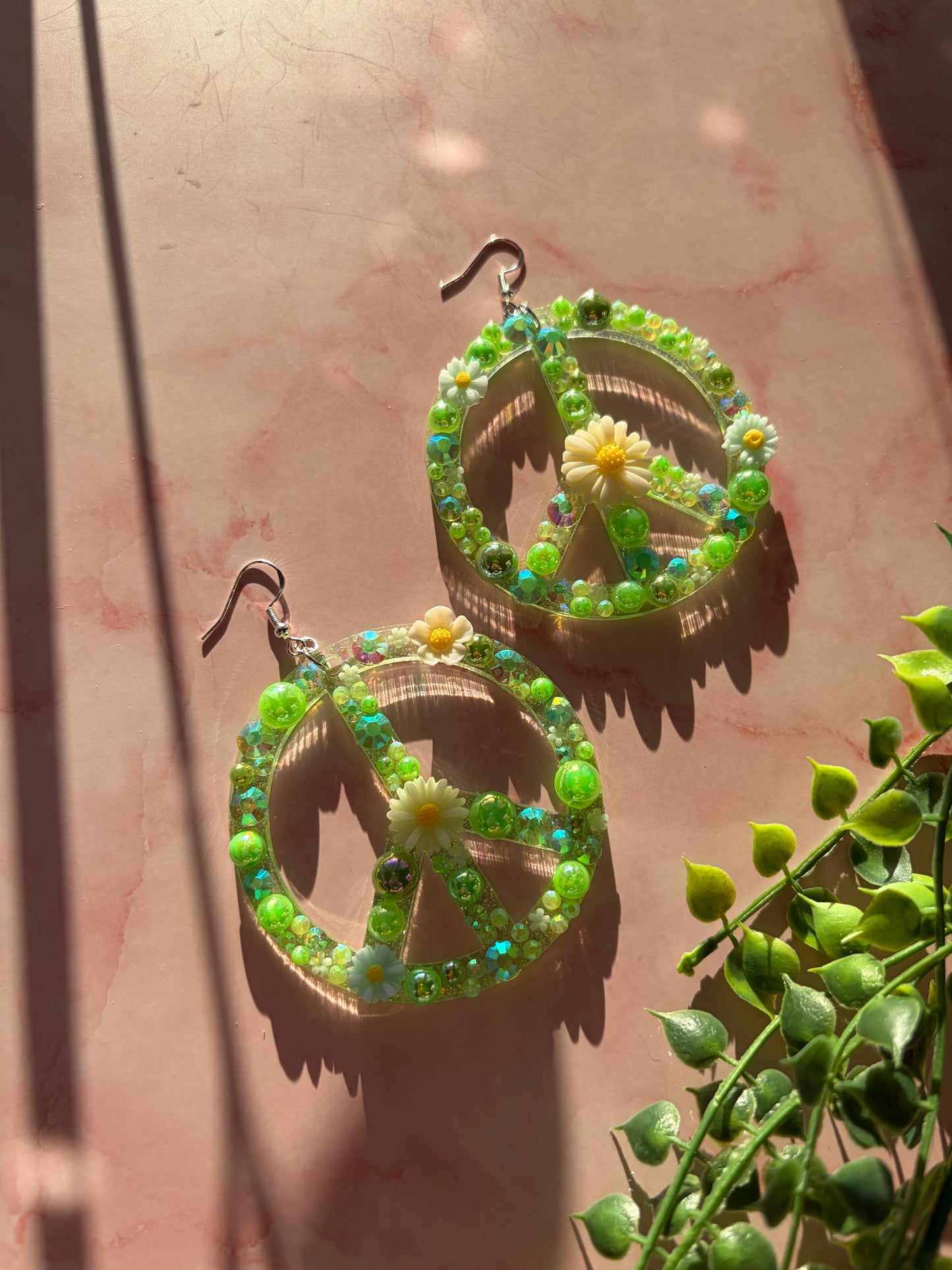 Gröna Peacetecken med Blommor och Rhinestones