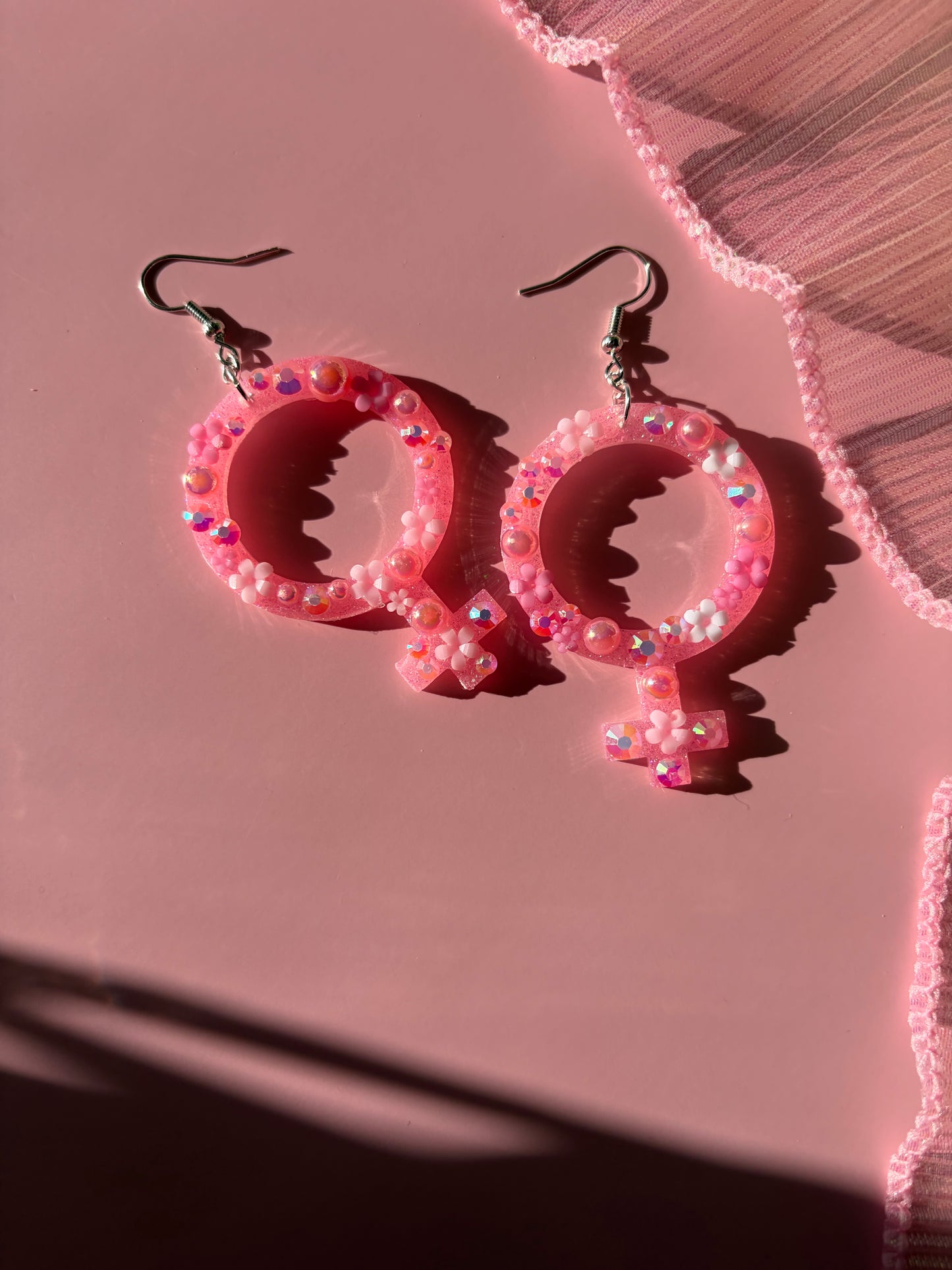 Rosa Kvinnotecken med Blommor och Rhinestones
