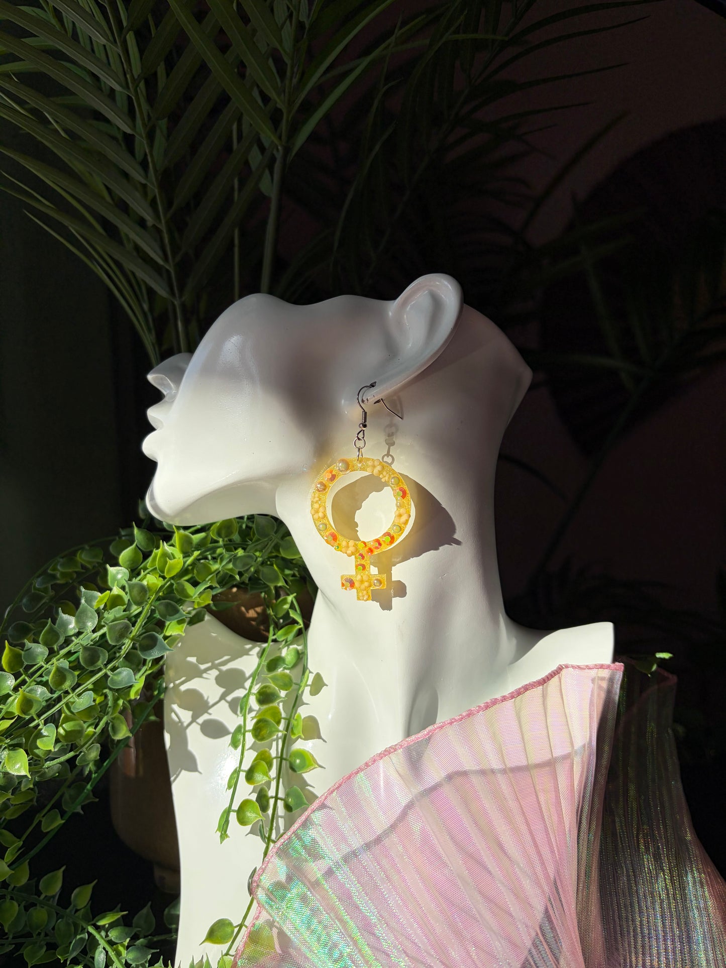 Gula Kvinnotecken med Blommor och Rhinestones