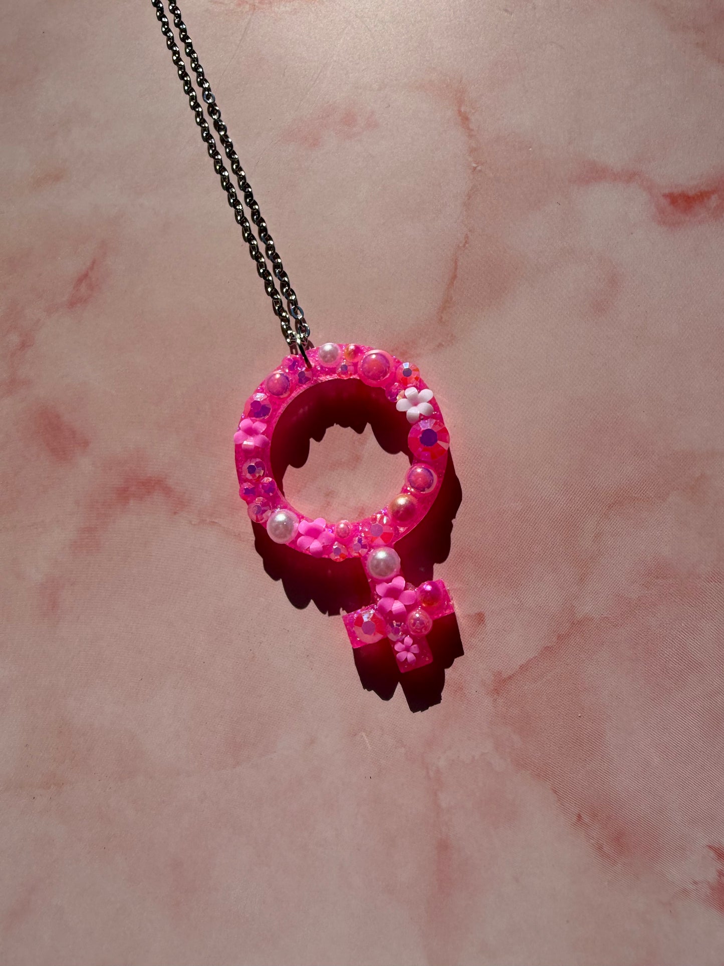 Halsband med kvinnotecken