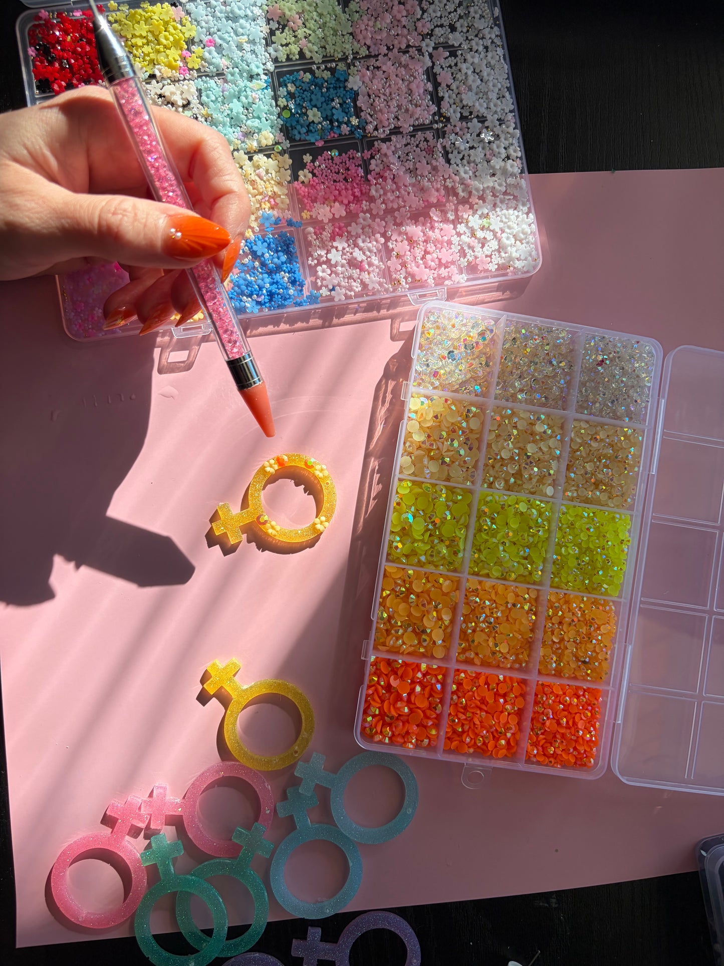 Gula Kvinnotecken med Blommor och Rhinestones