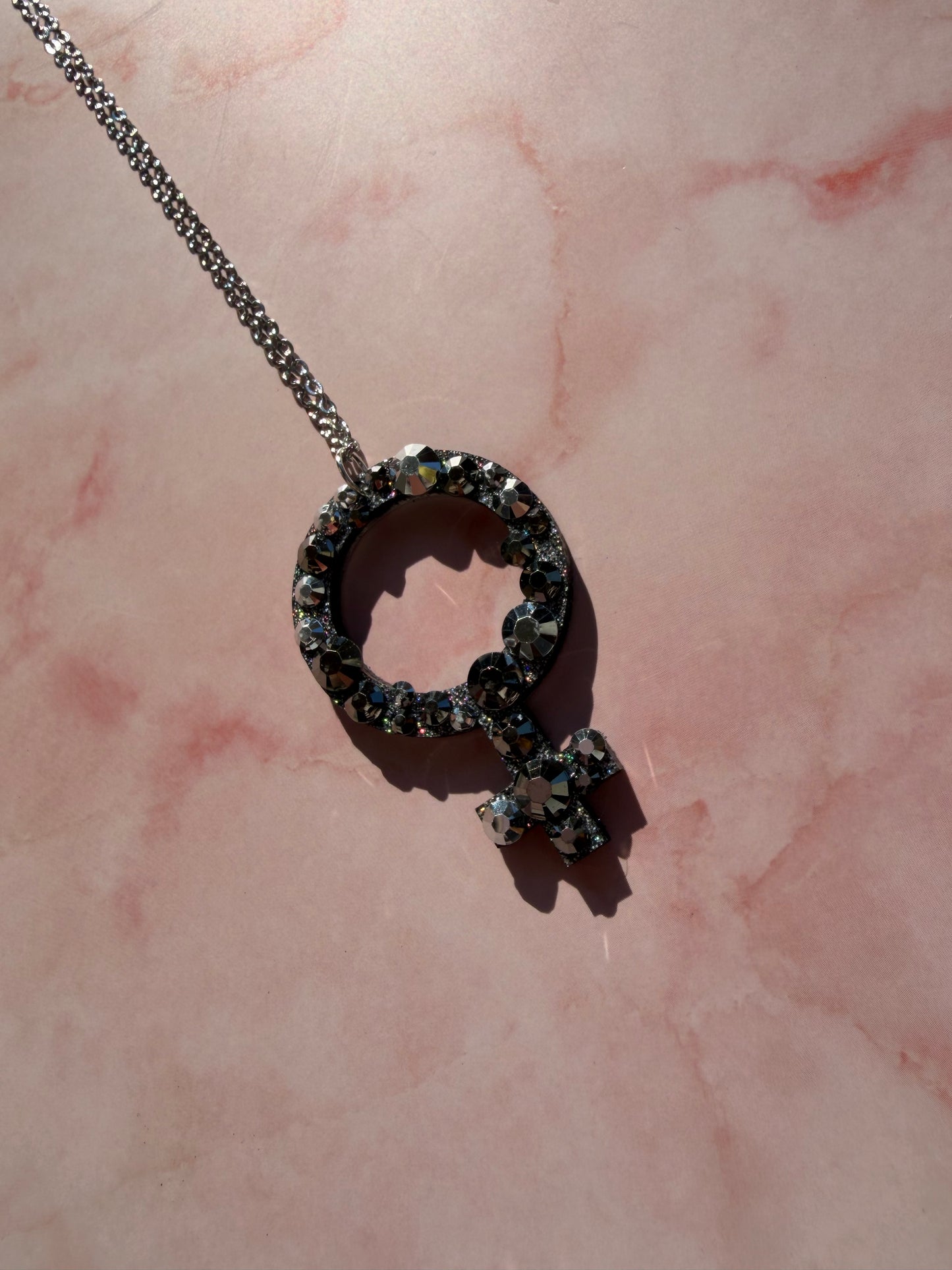 Halsband med kvinnotecken