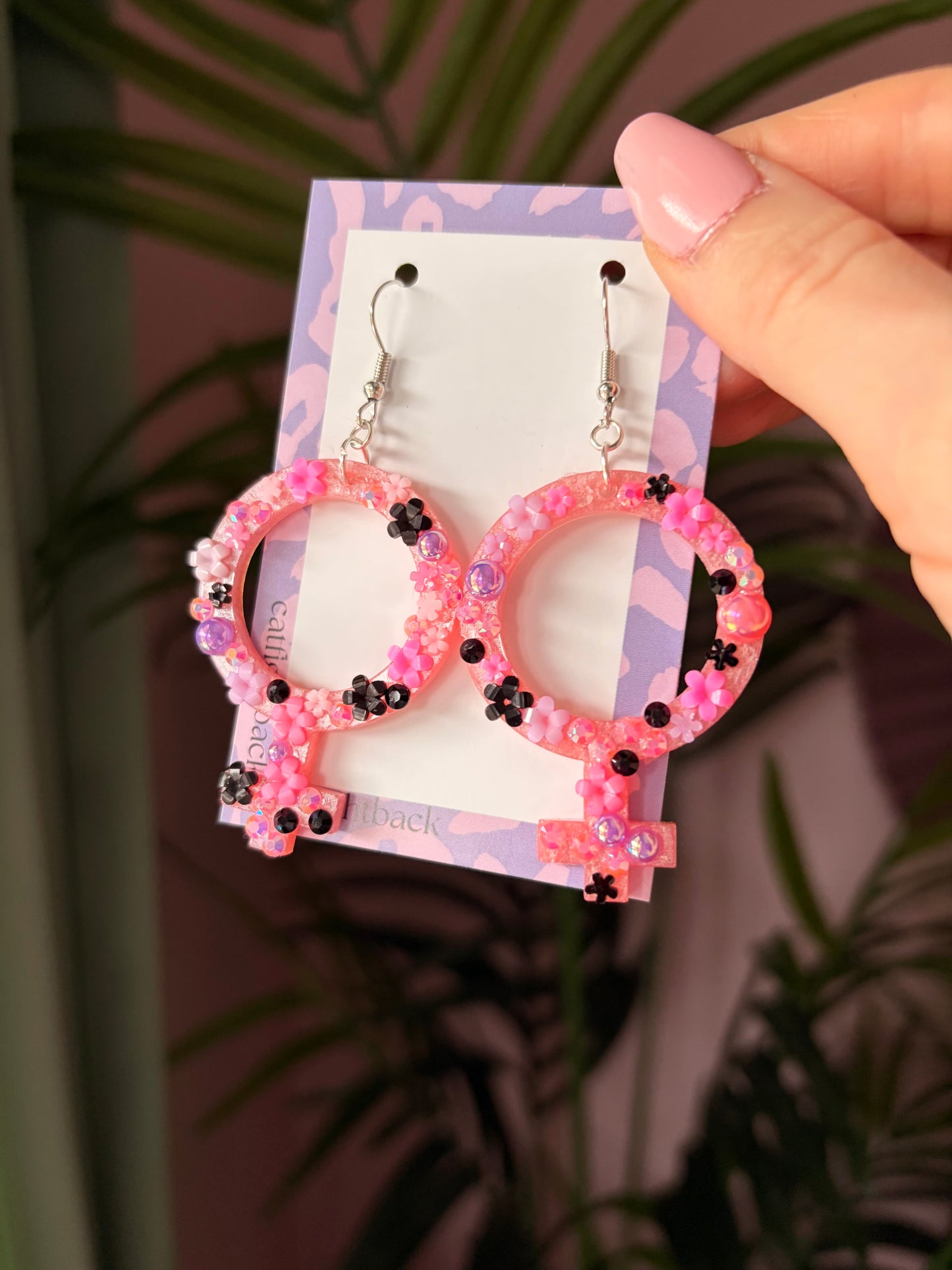 Rosa Kvinnotecken med Blommor och Rhinestones