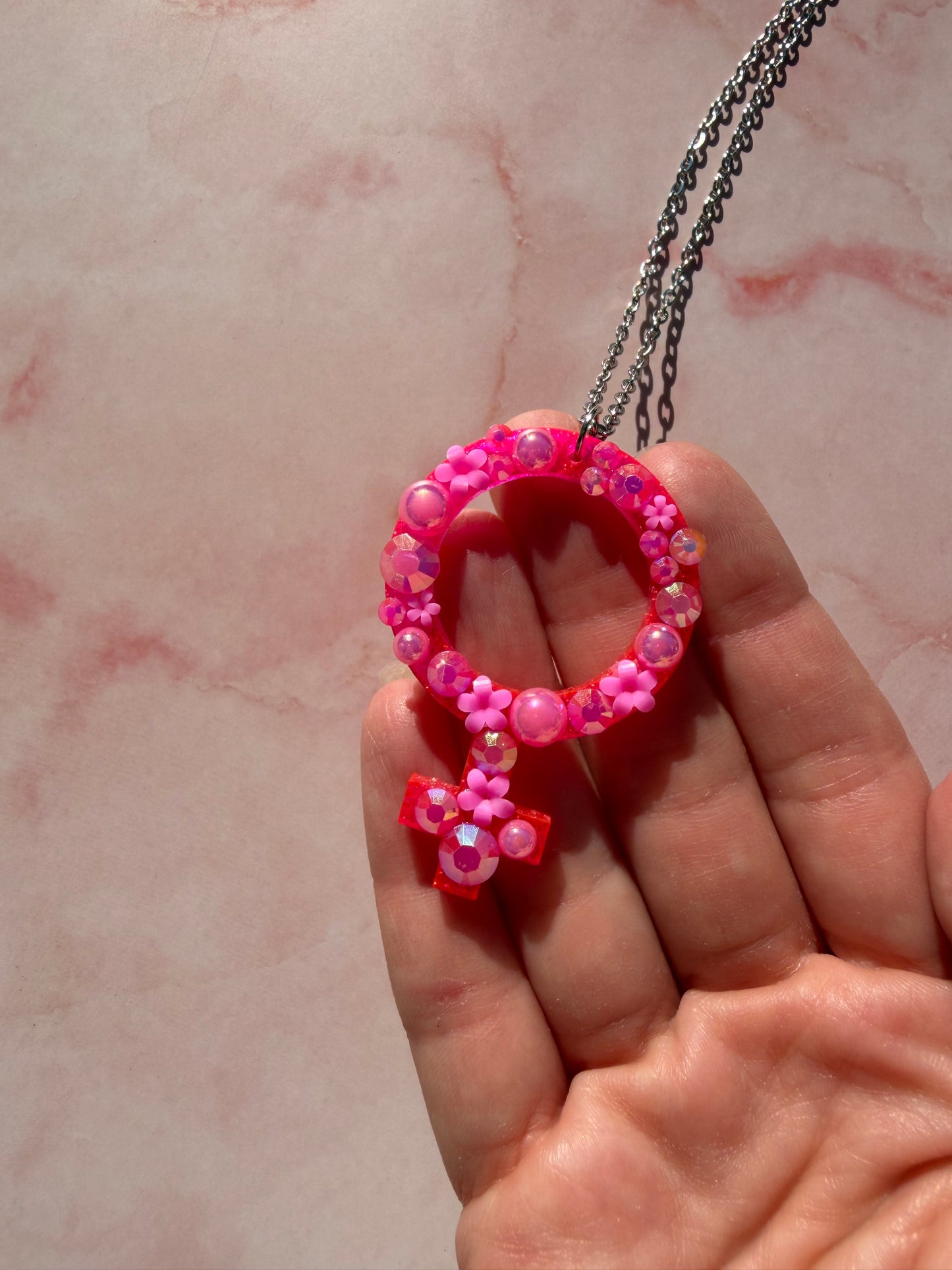 Halsband med kvinnotecken