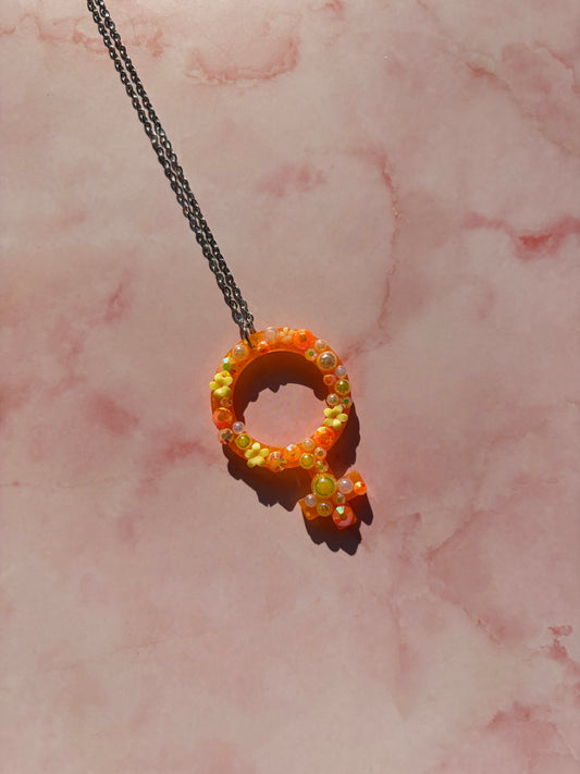 Halsband med kvinnotecken