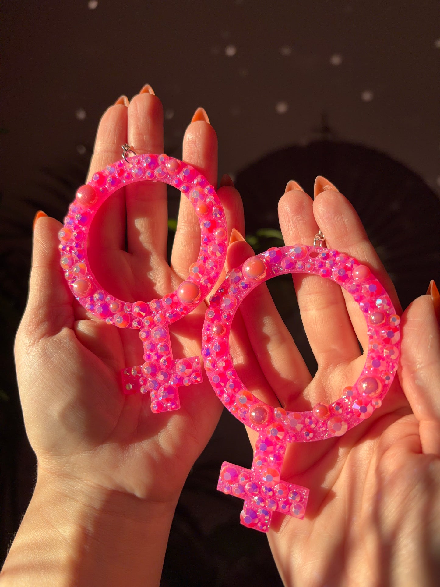 Glittriga Rosa Kvinnotecken med Rhinestones