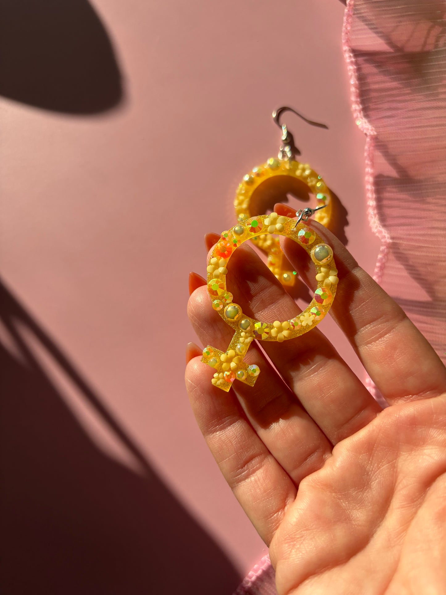 Gula Kvinnotecken med Blommor och Rhinestones