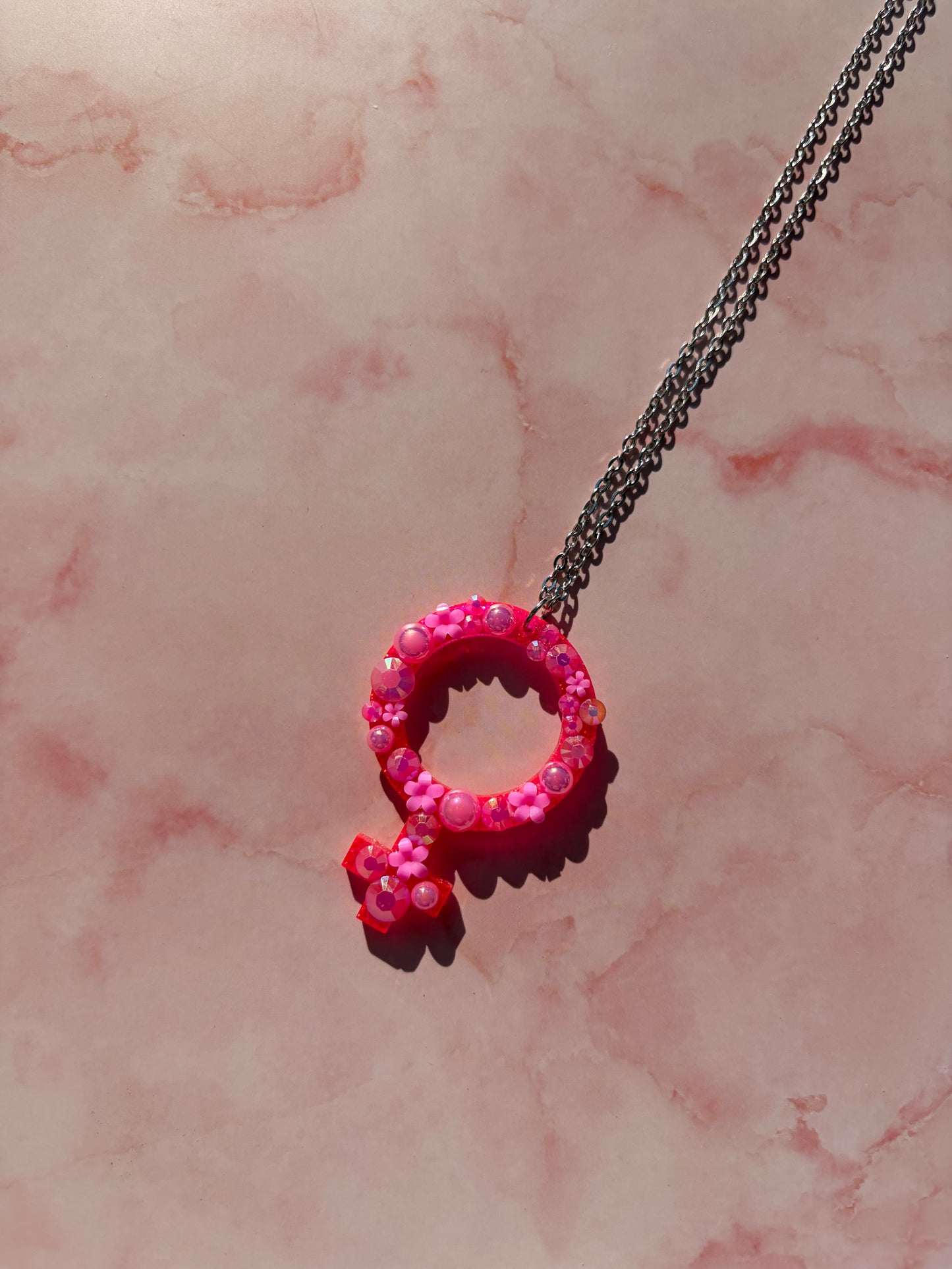 Halsband med kvinnotecken