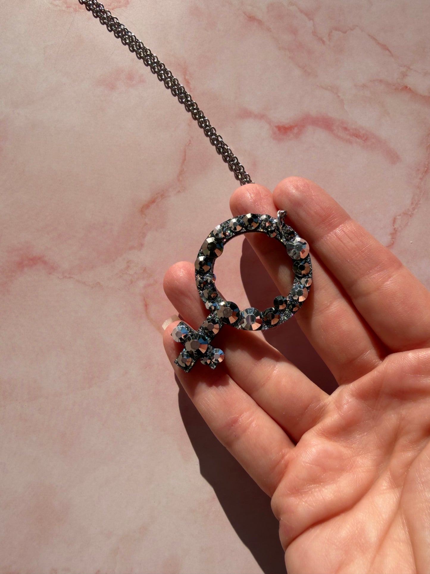 Halsband med kvinnotecken