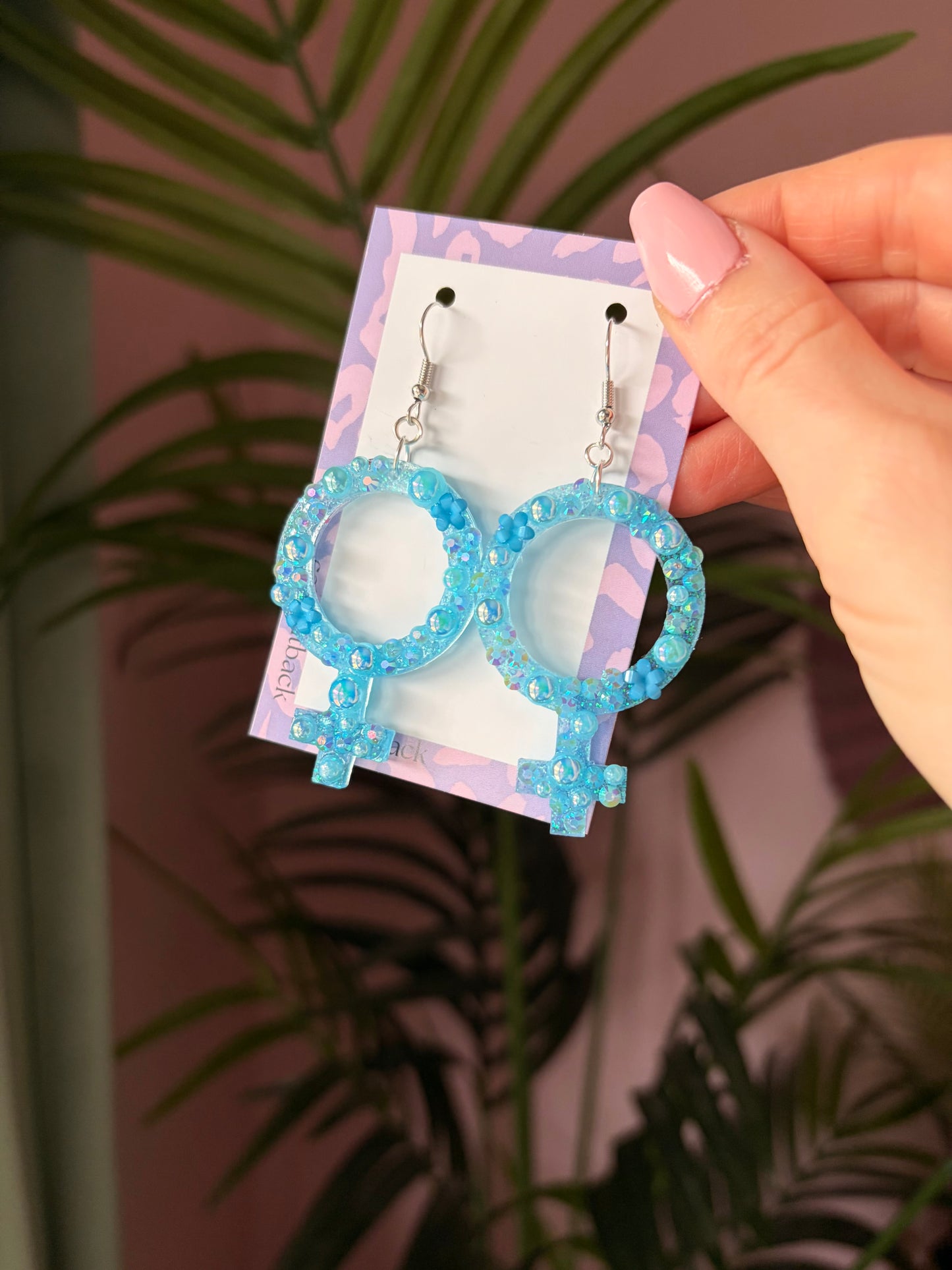 Blå Kvinnotecken med Blommor och Rhinestones