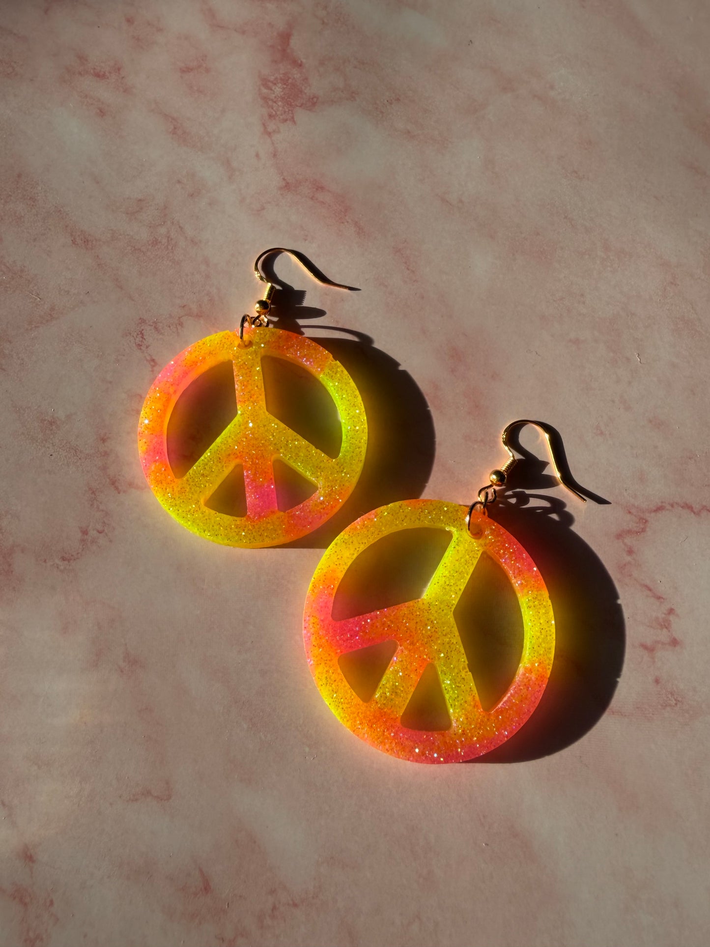 Glittriga Gula och Rosa Peacetecken