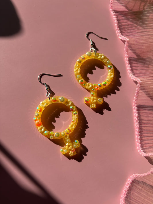 Gula Kvinnotecken med Blommor och Rhinestones