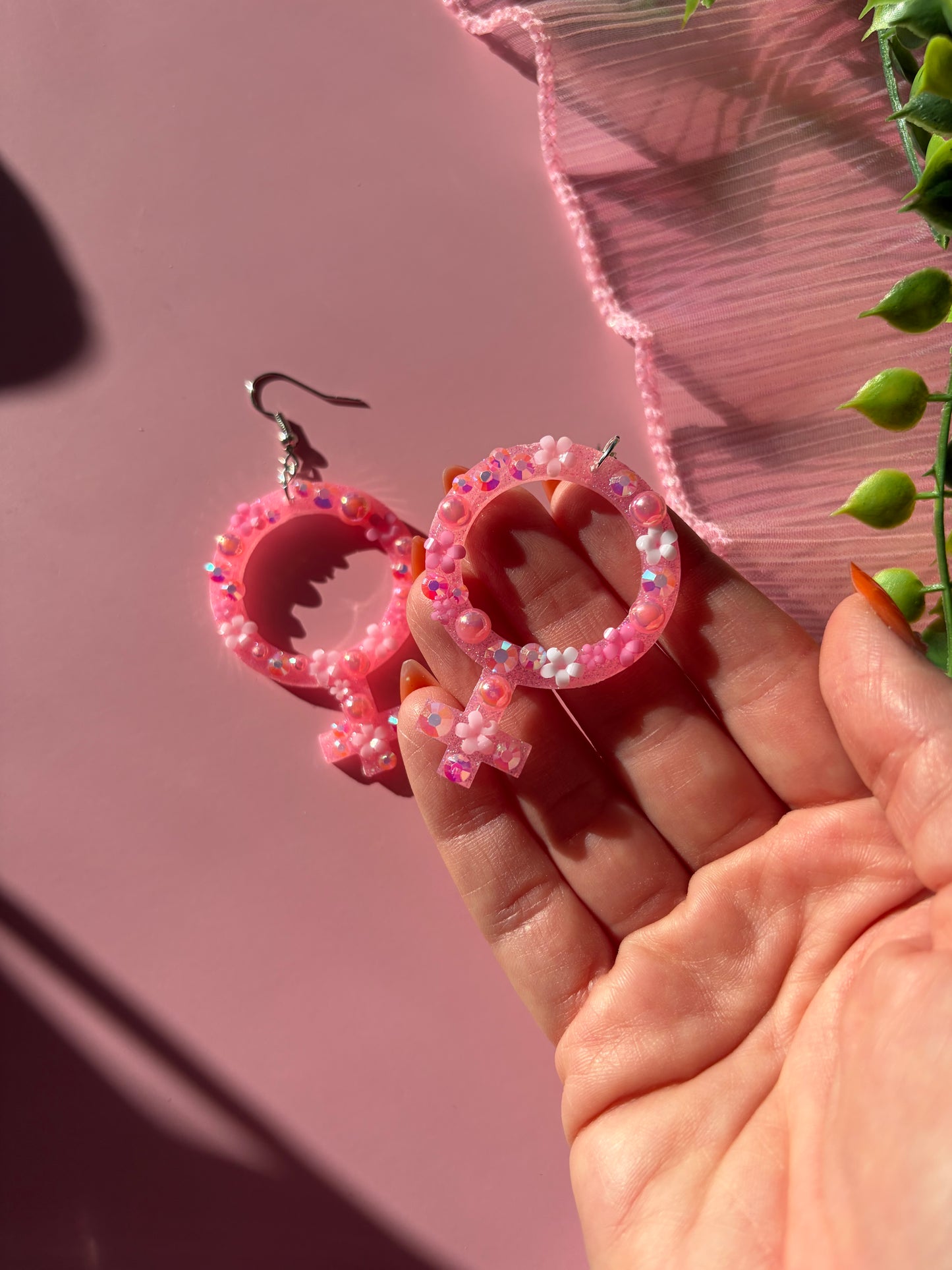 Rosa Kvinnotecken med Blommor och Rhinestones