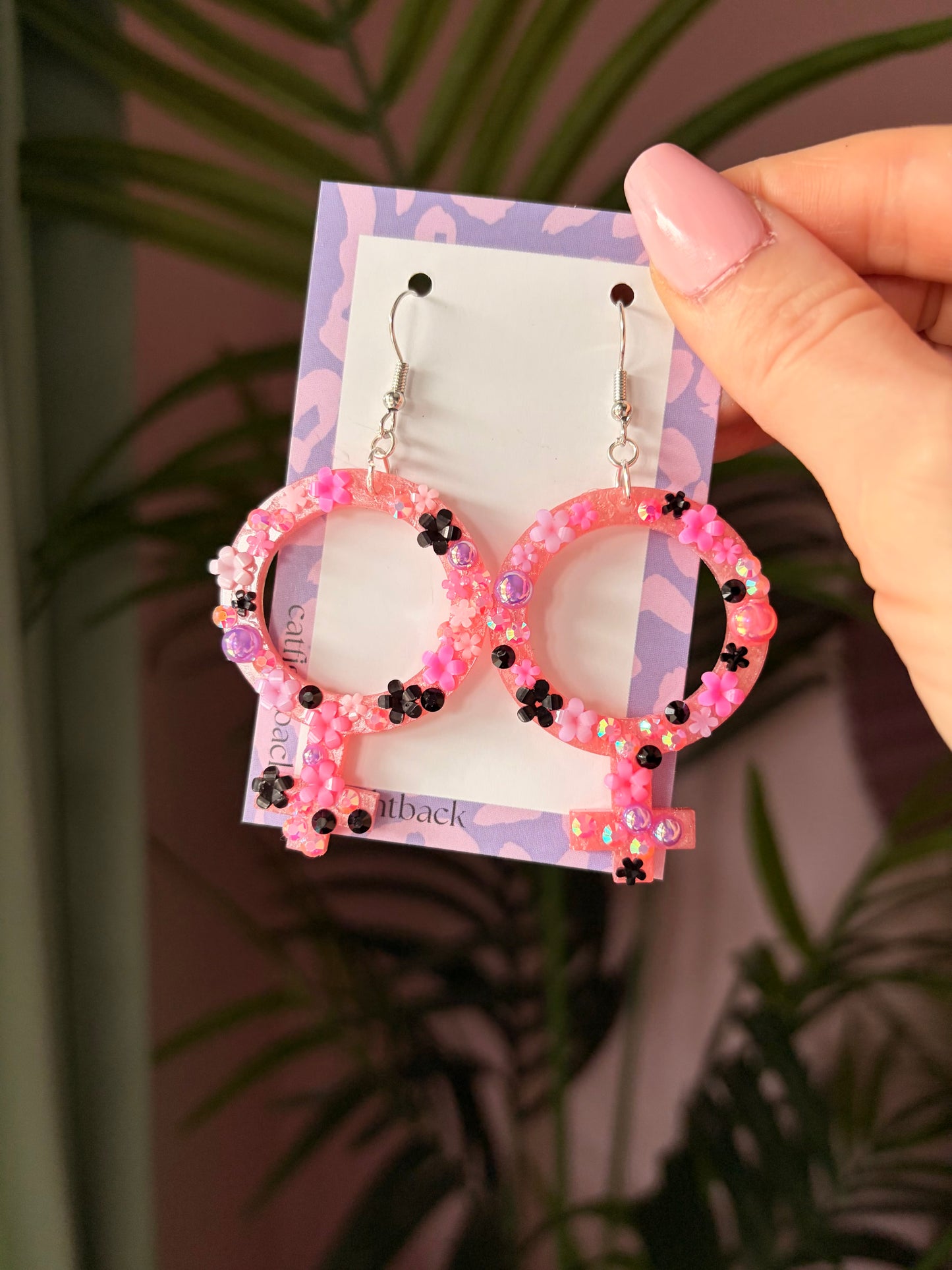 Rosa Kvinnotecken med Blommor och Rhinestones
