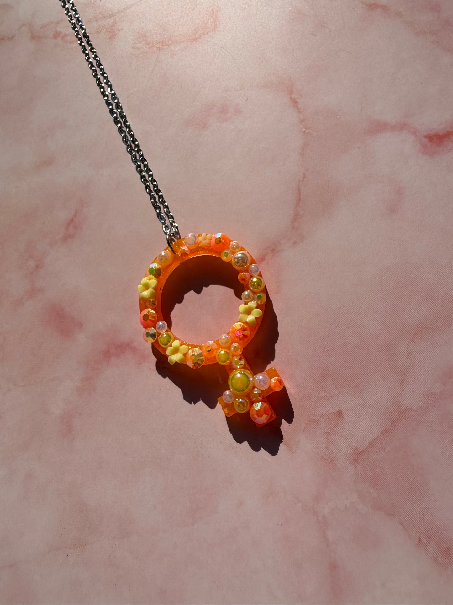 Halsband med kvinnotecken
