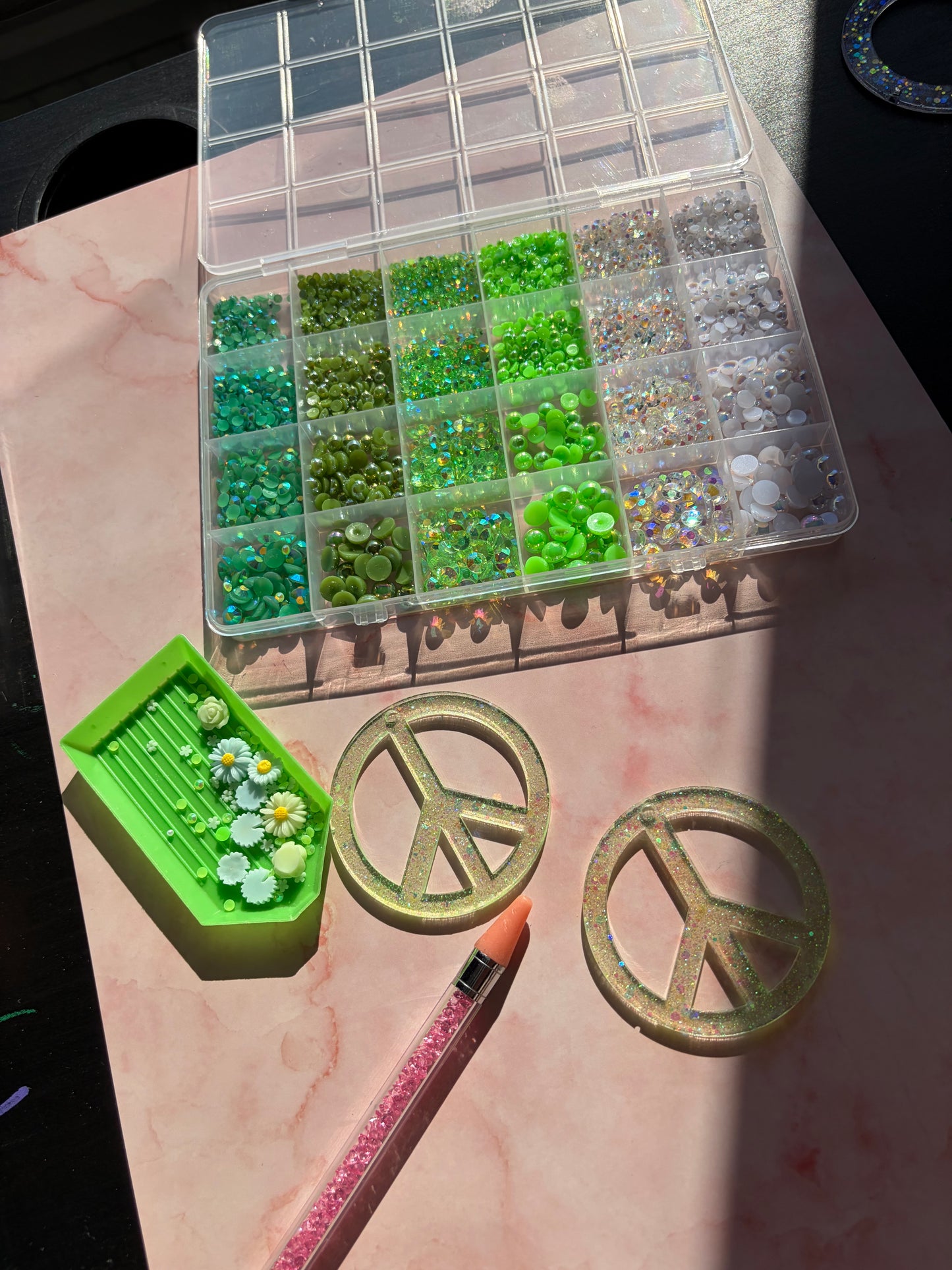 Gröna Peacetecken med Blommor och Rhinestones