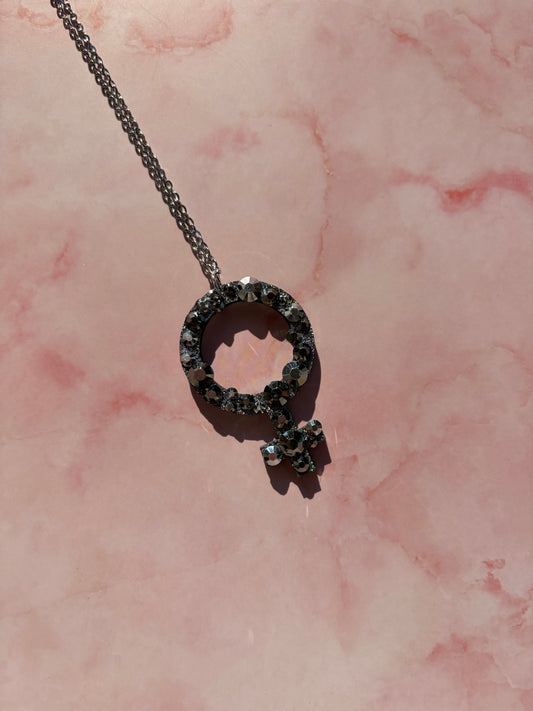 Halsband med kvinnotecken