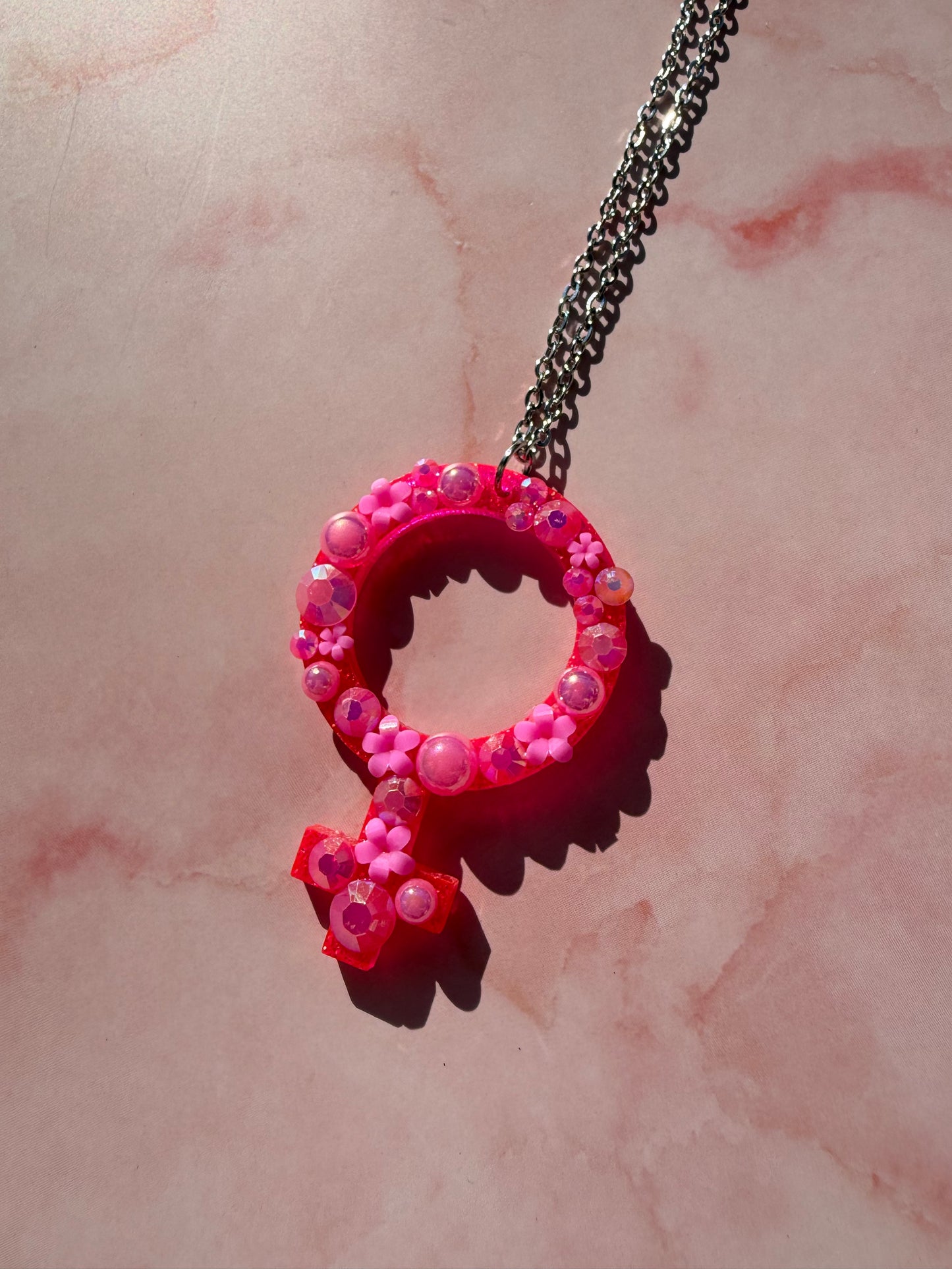 Halsband med kvinnotecken