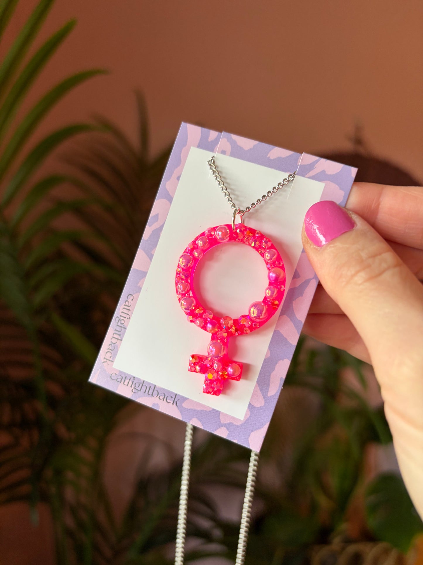 Halsband med kvinnotecken