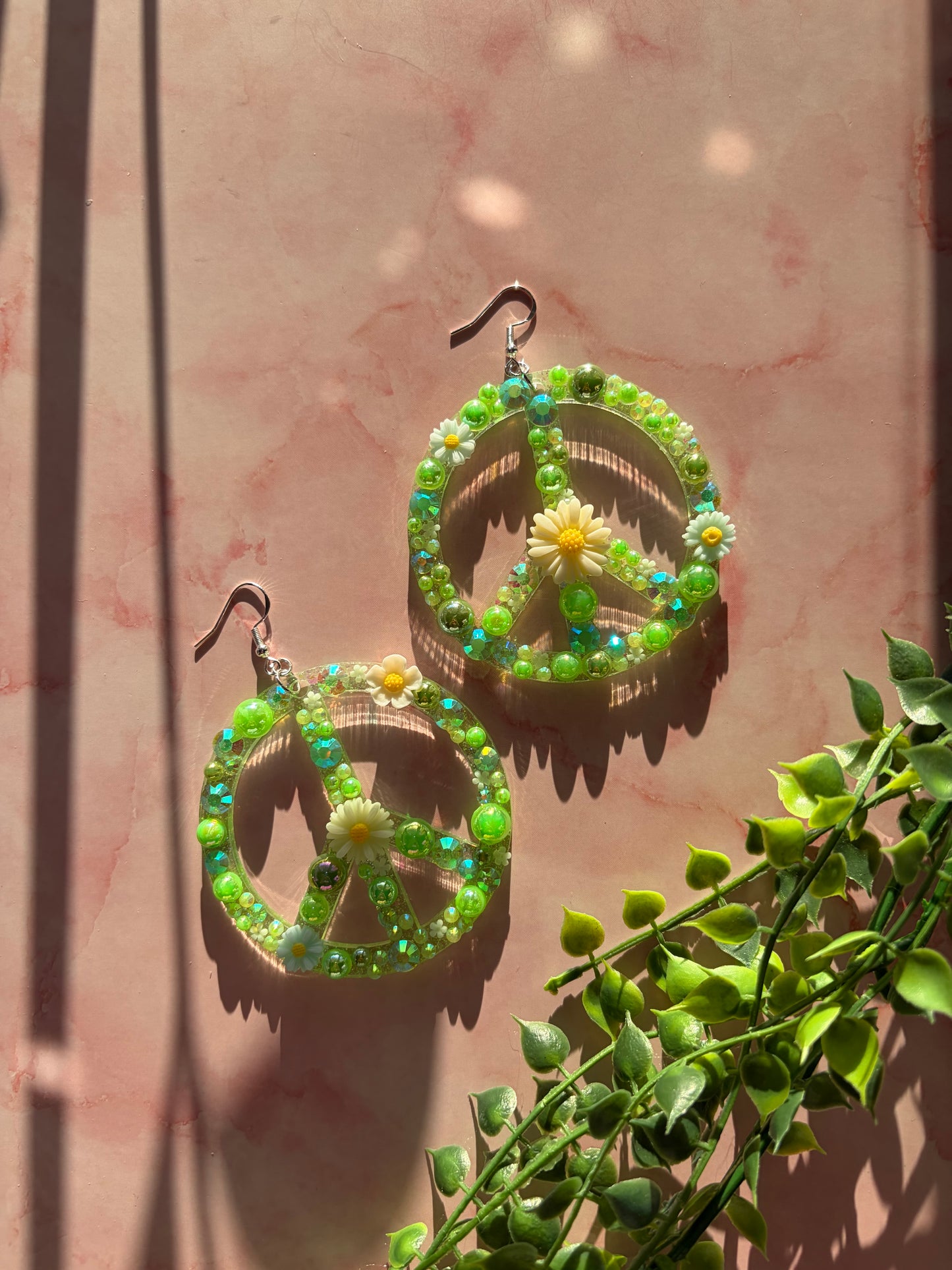 Gröna Peacetecken med Blommor och Rhinestones