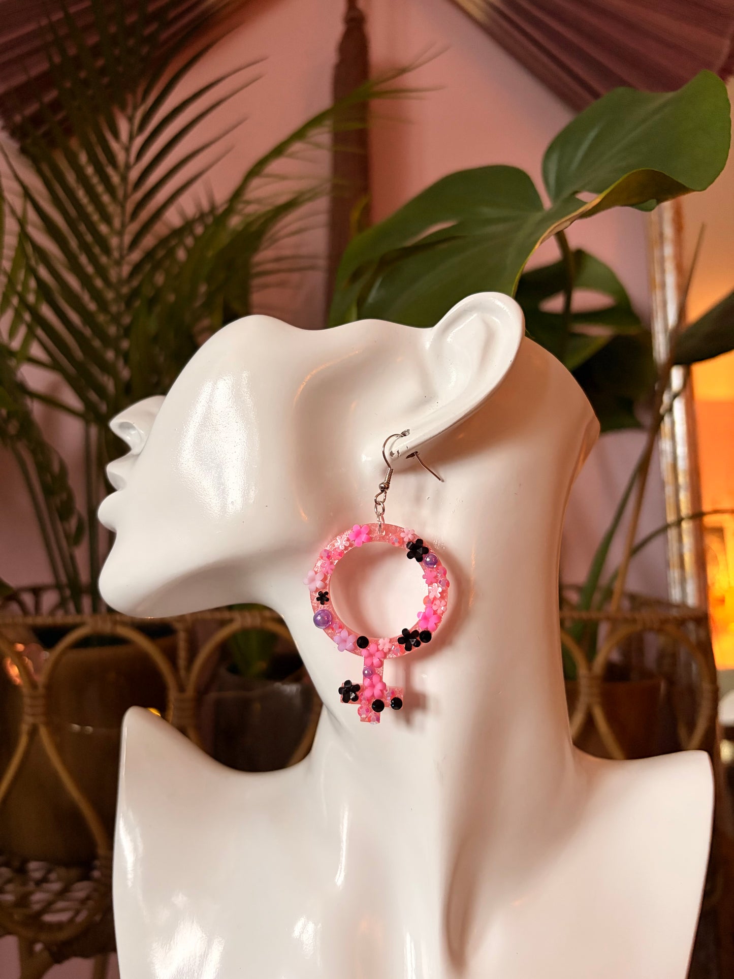 Rosa Kvinnotecken med Blommor och Rhinestones