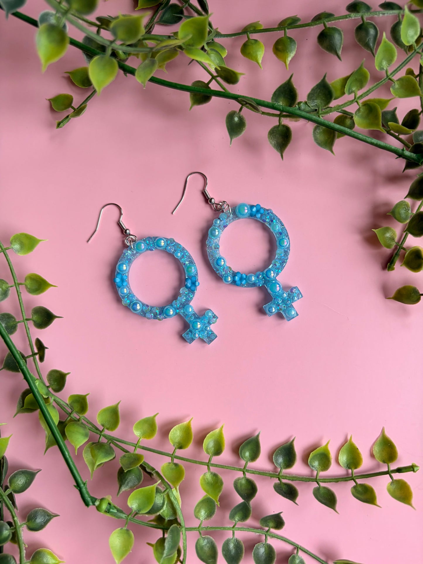 Blå Kvinnotecken med Blommor och Rhinestones