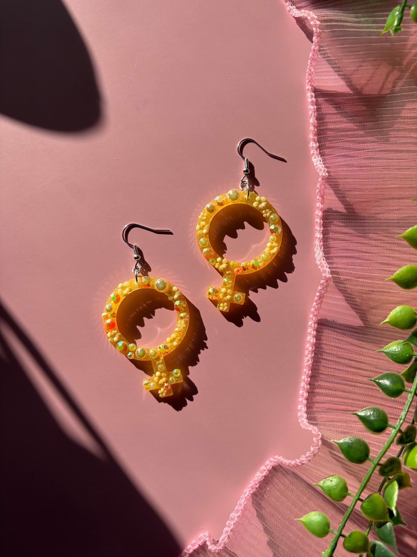Gula Kvinnotecken med Blommor och Rhinestones