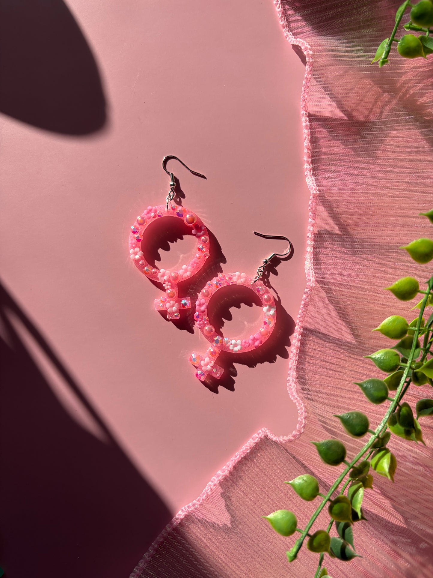 Rosa Kvinnotecken med Blommor och Rhinestones