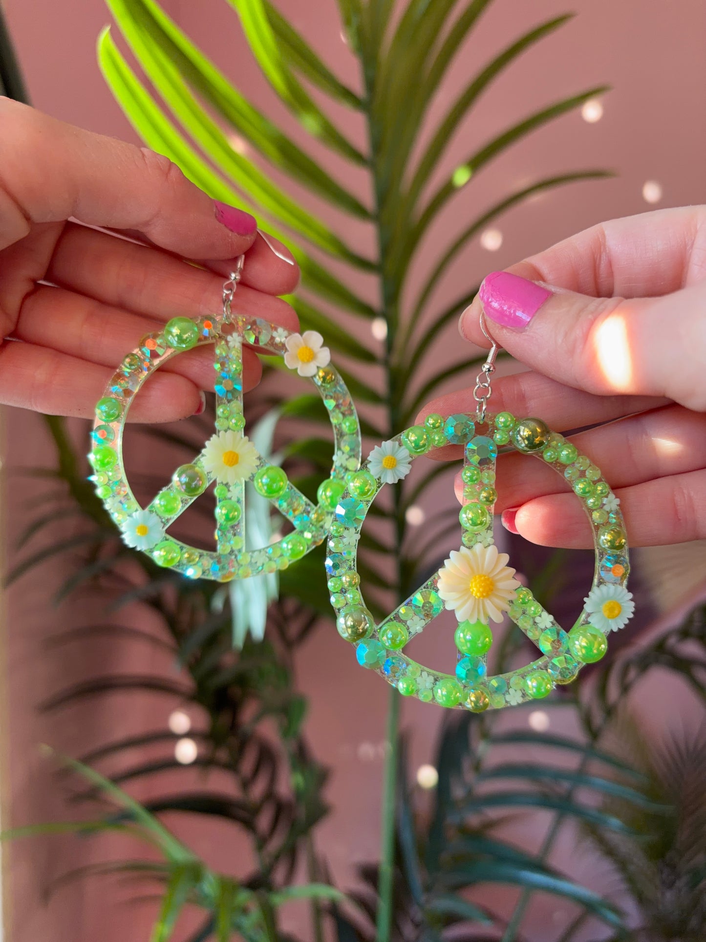 Gröna Peacetecken med Blommor och Rhinestones