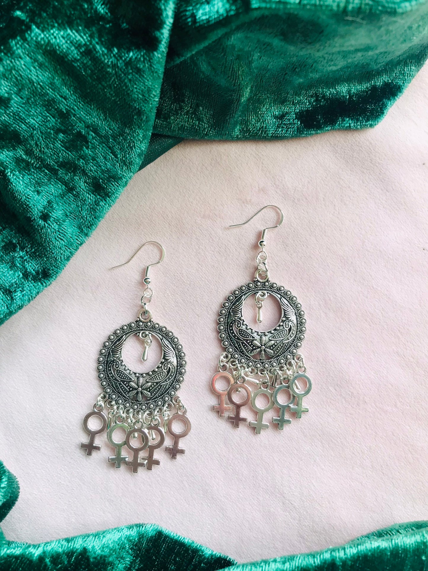Chandelier örhängen med kvinnotecken i tibetsilver