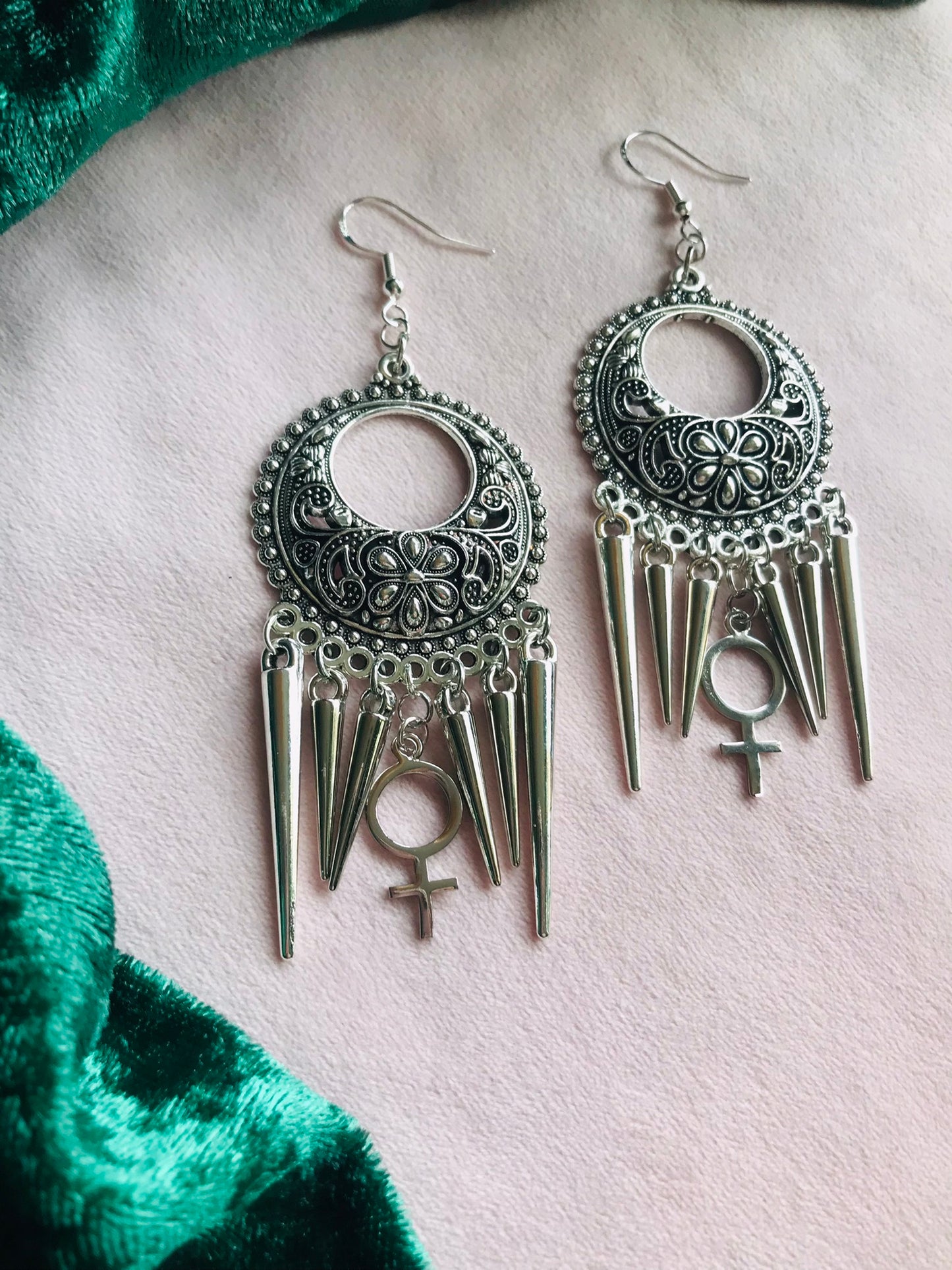 Chandelier örhängen med kvinnotecken i tibetsilver