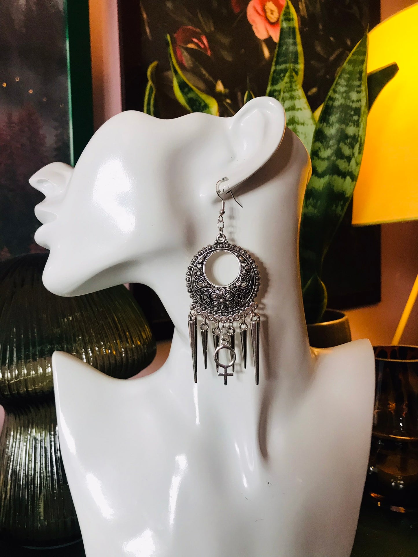 Chandelier örhängen med kvinnotecken i tibetsilver