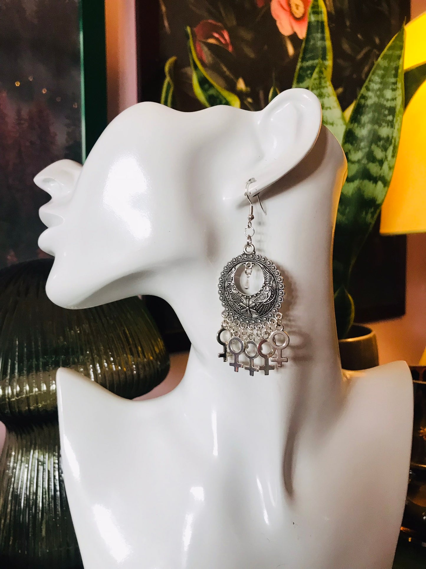 Chandelier örhängen med kvinnotecken i tibetsilver